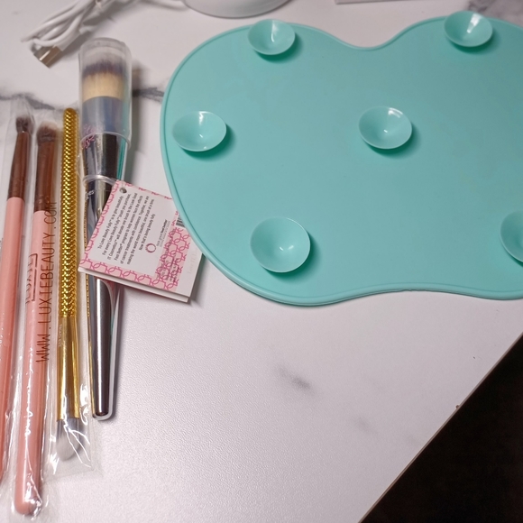 Electric Makeup Brush Cleaner w/ Brushes and Cleaning Mat. - Picture 5 of 7
